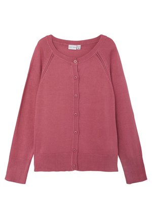 Cárdigan de punto rosa de manga larga con escote redondo, cierre frontal con botones, puños acanalados y costuras decorativas sutiles cerca de los hombros.