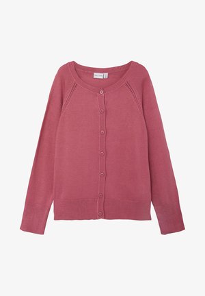 Cárdigan de punto rosa de manga larga con escote redondo, cierre frontal con botones, puños acanalados y costuras decorativas sutiles cerca de los hombros.