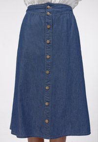Denimskjørt med middels lengde, blå farge, frontlukking med gullfargede knapper og subtil tekstur.