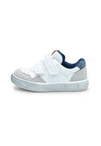 Sneakers blancs avec des sangles Velcro et des accents en daim gris. Bout arrondi, semelle en caoutchouc texturée et doublure en textile bleu. Design compact.