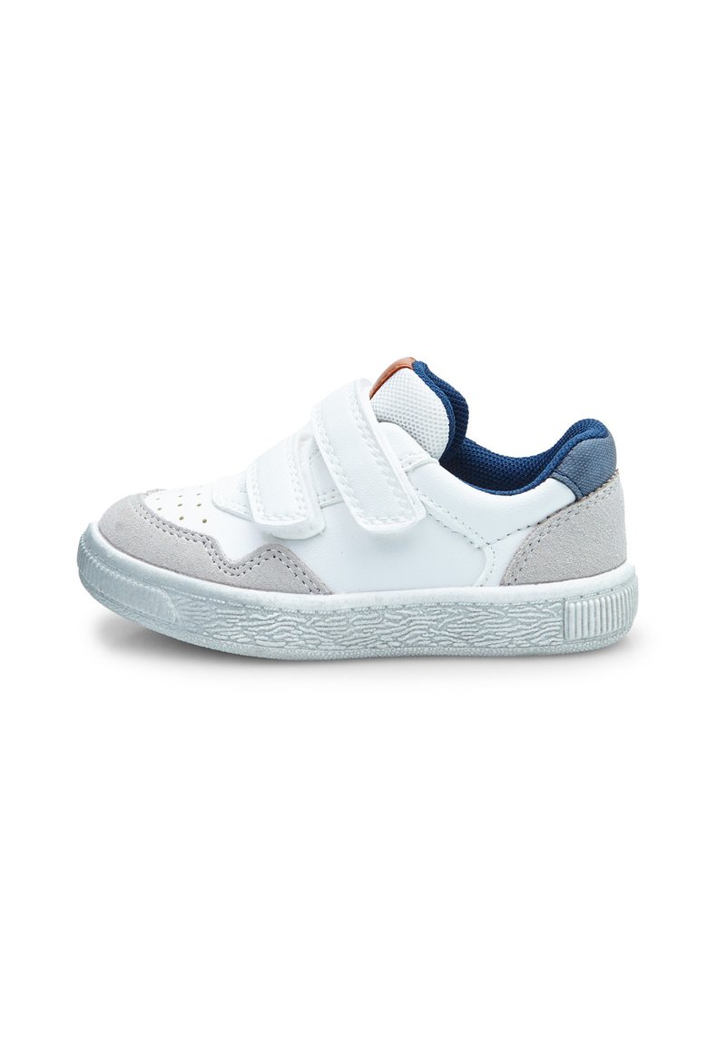 Sneakers blancs avec des sangles Velcro et des accents en daim gris. Bout arrondi, semelle en caoutchouc texturée et doublure en textile bleu. Design compact.