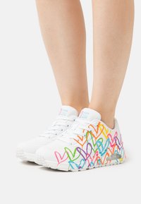 Skechers Sport - UNO - Joggesko - white/multi-coloured Miniatyrbilde 1