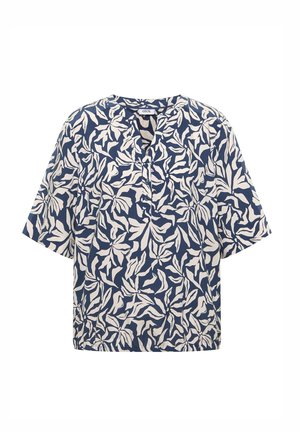 Blouse bleu marine avec motif feuille abstraite blanche, manches courtes, encolure ronde et devant partiellement boutonné.