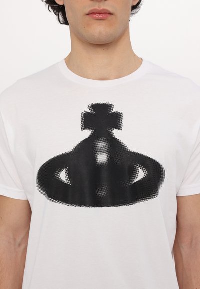 Weißes Baumwoll-T-Shirt mit einem großen, schwarzen Grafikmotiv einer Krone mit Kreuzdetails. Das Design hat eine punktierte Textur.