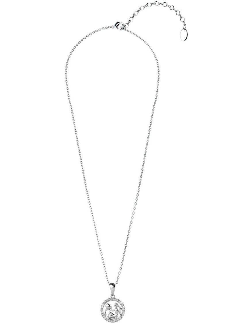 Collier en argent avec un pendentif rond présentant un motif gravé complexe et un contour de petites pierres précieuses transparentes. Longueur de chaîne ajustable.