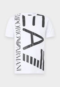 Λευκό βαμβακερό μπλουζάκι με μαύρα γραφικά σχέδια, που περιλαμβάνουν το "Emporio Armani", γράμματα και ριγέ μοτίβα σε διάφορα μεγέθη και κατευθύνσεις.