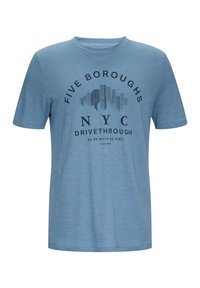 Lichtblauw katoenen t-shirt met ronde hals, korte mouwen en een grafische print met "Five Boroughs," "NYC," en "Drivethrough" in zwart.