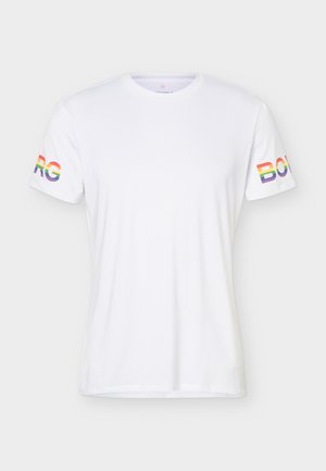 Hvit t-skjorte med korte ermer og rund hals med regnbuefarget «BORG»-tekst på begge ermene.