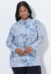 Maglione azzurro chiaro con motivo a foglia, orlo e polsini a coste, maniche lunghe e collo alto. È realizzato in un tessuto misto e testurizzato.