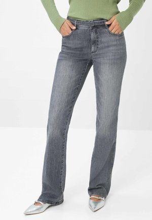 Grijze denim jeans met een rechte pijp, voorzien van voorzakken en een aangesloten taille, gecombineerd met zilveren puntige schoenen.