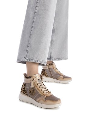 Zapatillas altas en tono dorado y beige con detalles de estampado de leopardo, fabricadas con materiales sintéticos y de tela, con cremallera lateral y cierre de cordones.