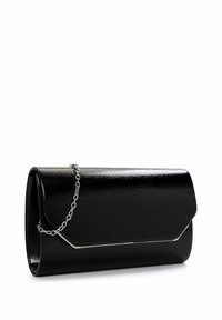 Pochette noire brillante avec une bandoulière chaîne argentée et une fermeture à rabat angulaire sur fond blanc.