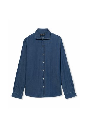 Koszula dżinsowa z długim rękawem, zapinana na guziki, z wywijanym kołnierzem i białymi guzikami, leżąca na białym tle.