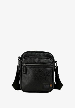 Bolso bandolera de cuero negro con acabado texturizado, que incluye un bolsillo frontal con cremallera, una correa ajustable y una etiqueta con marca en la parte inferior delantera.