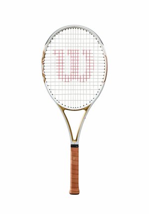 Racchetta da tennis con telaio bianco e dorato, impugnatura marrone e logo rosso "W" sulla rete di corde bianca, mostrata in posizione verticale su sfondo bianco.