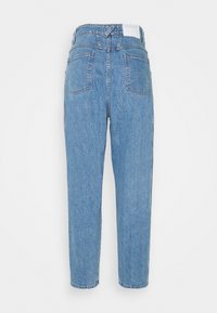 Ljusblå denimjeans med rak passform, hög midja och femfickorsdesign. Har en vit etikett på bakre midjeband.