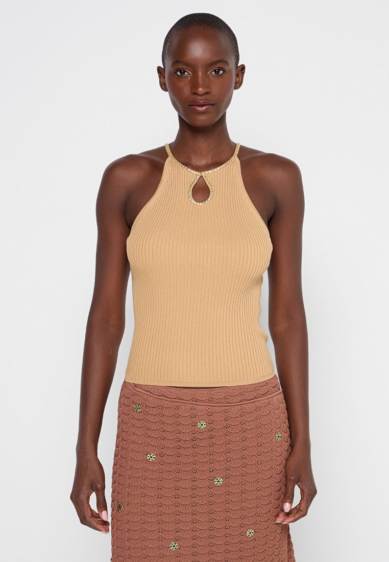 Beige gerippter Haltertop mit einem Schlüsselloch-Detail am Rundhalsausschnitt. Das Design ist figurbetont und glatt, aus einem weichen Stoff hergestellt.