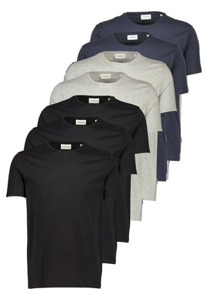 Set van zeven korte mouwen t-shirts in zwart, grijs en marineblauw. Ronde halslijn, katoenen stof, en label zichtbaar op de hals.