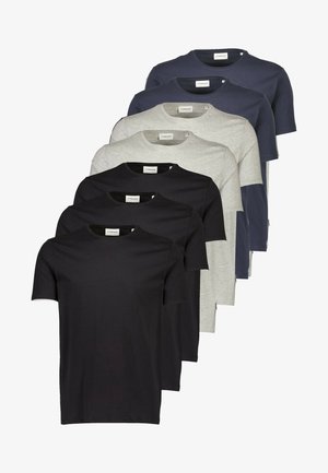 Set aus sieben kurzärmeligen T-Shirts in Schwarz, Grau und Marineblau. Rundhalsausschnitt, Baumwollmaterial und Etikett sichtbar am Nacken.