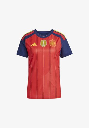 Rotes Fußballtrikot mit marineblauen Ärmeln, das vertikale Streifen, FIFA-Abzeichen und das Wappen Spaniens zeigt. Hergestellt aus atmungsaktivem Material.