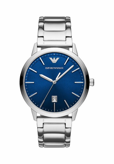 Srebrny metalowy zegarek na nadgarstek z niebieską tarczą, srebrnymi markerami godzin, wyświetlaczem daty o godz. 6 oraz logo Emporio Armani na godz. 12.