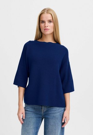 Pull en maille bleu marine avec un large col, des manches trois-quarts et une coupe décontractée. Surface texturée et détails en relief subtils.