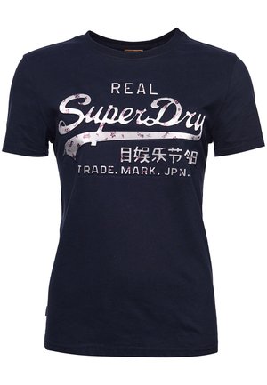 Granatowy t-shirt z krótkim rękawem z "REAL SuperDry" i japońskim tekstem nadrukowanym z przodu dużymi białymi i różowymi literami.