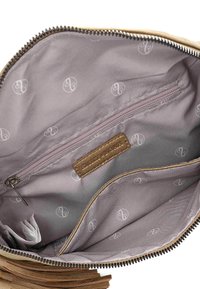 Interno della borsa in pelle marrone, con una foderatura grigio chiaro e un motivo a logo ripetuto. Include una tasca con zip e dettagli in texture liscia.