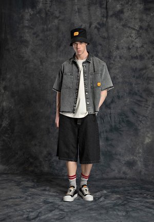 BAGGY FIT UNISEX - Jeansshort - black delavé