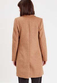 Cache Cache GERADER MIT KNÖPFEN - Kurzmantel - camel