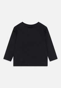 Černá košile s dlouhým rukávem vyrobená z měkké látky. Má kulatý výstřih a šité lemy. Jednoduchý design bez vzorů nebo dalších akcentů.