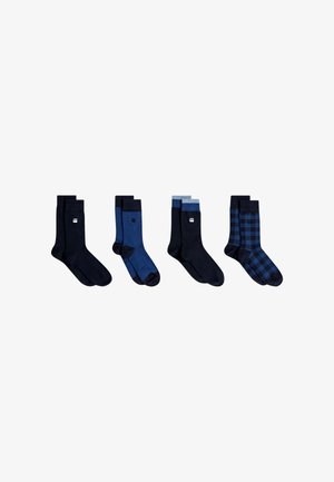 Vier paar herensokken in zwart- en blauwtinten, inclusief effen zwart, effen blauw, zwart met blauwe boorden en blauw geruit patroon.