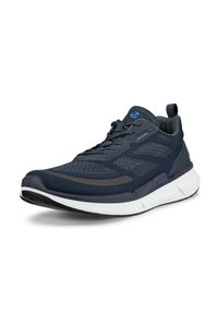 Baskets de sport bleu marine avec des panneaux en mesh, bout rond et semelle blanche rembourrée. Présente des accents texturés, un système de laçage et une languette à l'arrière.