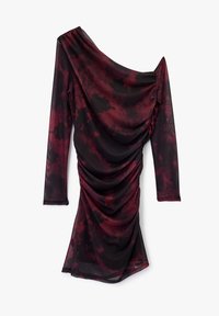 Vestido de manga larga en negro y burdeos, con un diseño drapeado con fruncidos, material suave y un escote ligeramente off-shoulder.