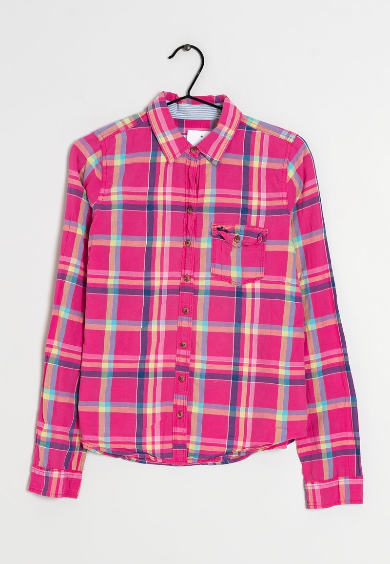 Roze geruite blouse met lange mouwen, knoopsluiting aan de voorkant, enkele borstzak, met heldere blauwe, gele en paarse accenten in het patroon.