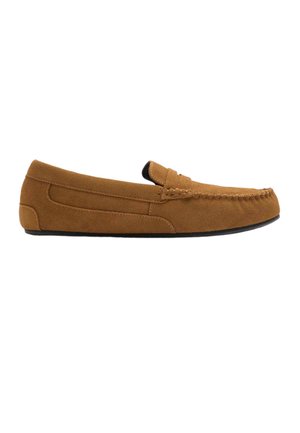 Brun herre loafer i ruskind med syet moc-tå og lav sort gummisål vist i sideprofil.