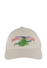 Beige színű pamut sapka, piros és lila hímzett szöveggel, valamint egy levelet tartalmazó zöld körte mintával, a sapka elején középen elhelyezve.