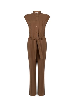 Bruine mouwloze jumpsuit met knoopsluiting aan de voorkant, hoge kraag, twee borstzakken en een bijpassende stoffen riem gestrikt in de taille.