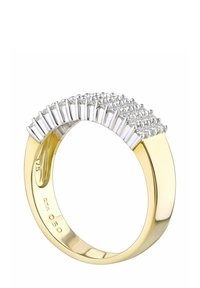 Zelta un sudraba gredzens ar izliekumu, kuram augšējā virsmā ir ierindoti skaidri akmeņi pakāpeniskā kārtībā.