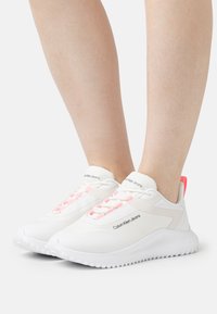 Calvin Klein Jeans EVA RUNNER LACEUP - Sneakers basse - bright white/creamy white/cotton candy
