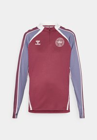 Langærmet bordeaux sportsjersey med halv lynlås, hvide detaljer og stribede blå ærmer. Har et rundt logo på brystet.