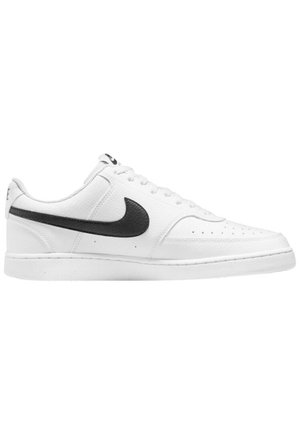 Hvid sneakers med lavt snit og sort Nike-swoosh, snørelukning og perforeringer på tåområdet, set fra siden.