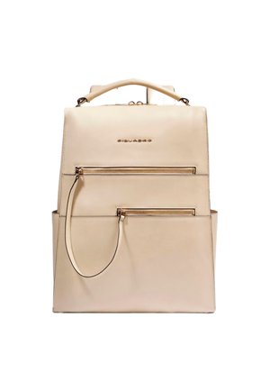 Sac à dos en cuir beige avec poignée supérieure, deux poches avant zippées, et détails de logo et fermeture éclair en ton or.