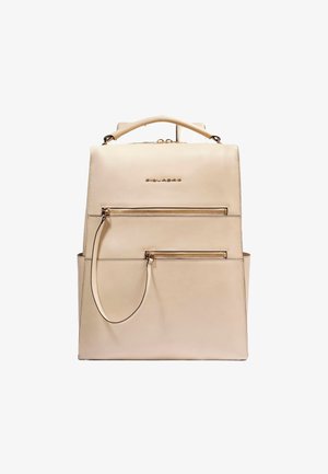 Sac à dos en cuir beige avec poignée supérieure, deux poches avant zippées, et détails de logo et fermeture éclair en ton or.