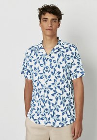 Kurzärmliges, weißes Button-Up-Hemd mit einem blauen Blattmuster, ausgestattet mit einem weit geschnittenen Kragen und leichtem Stoff.