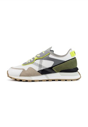 Zapatilla multicolor con parte superior de malla, acentos de ante y un panel negro texturizado. Presenta una suela blanca y detalles reflectantes en amarillo.