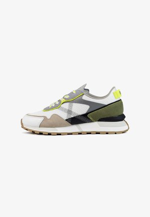 Zapatilla multicolor con parte superior de malla, acentos de ante y un panel negro texturizado. Presenta una suela blanca y detalles reflectantes en amarillo.