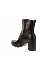 Bruin leren enkelboot met een ronde neus, zijrits en blokhak. Gladde textuur met minimale stikseldetails.