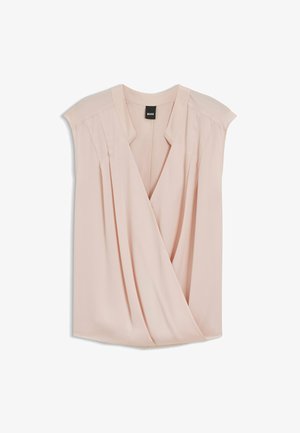 Hihaton vaaleanpunainen paita, jossa on syvä V-kaula-aukko ristikkäin ja pleidata olevat olkapään yksityiskohdat, merkitty BOSS, esitetty valkoista taustaa vasten.