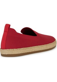 Scarpe slip-on rosse con tomaia in rete, pannelli elastici sui lati e intersuola in juta intrecciata. La suola esterna è in gomma marrone per una maggiore aderenza.